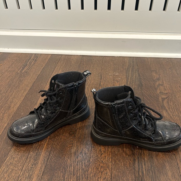 EUC UGG Robley Boots sz 6 Youth/Women 7.5 - Picture 2 of 7